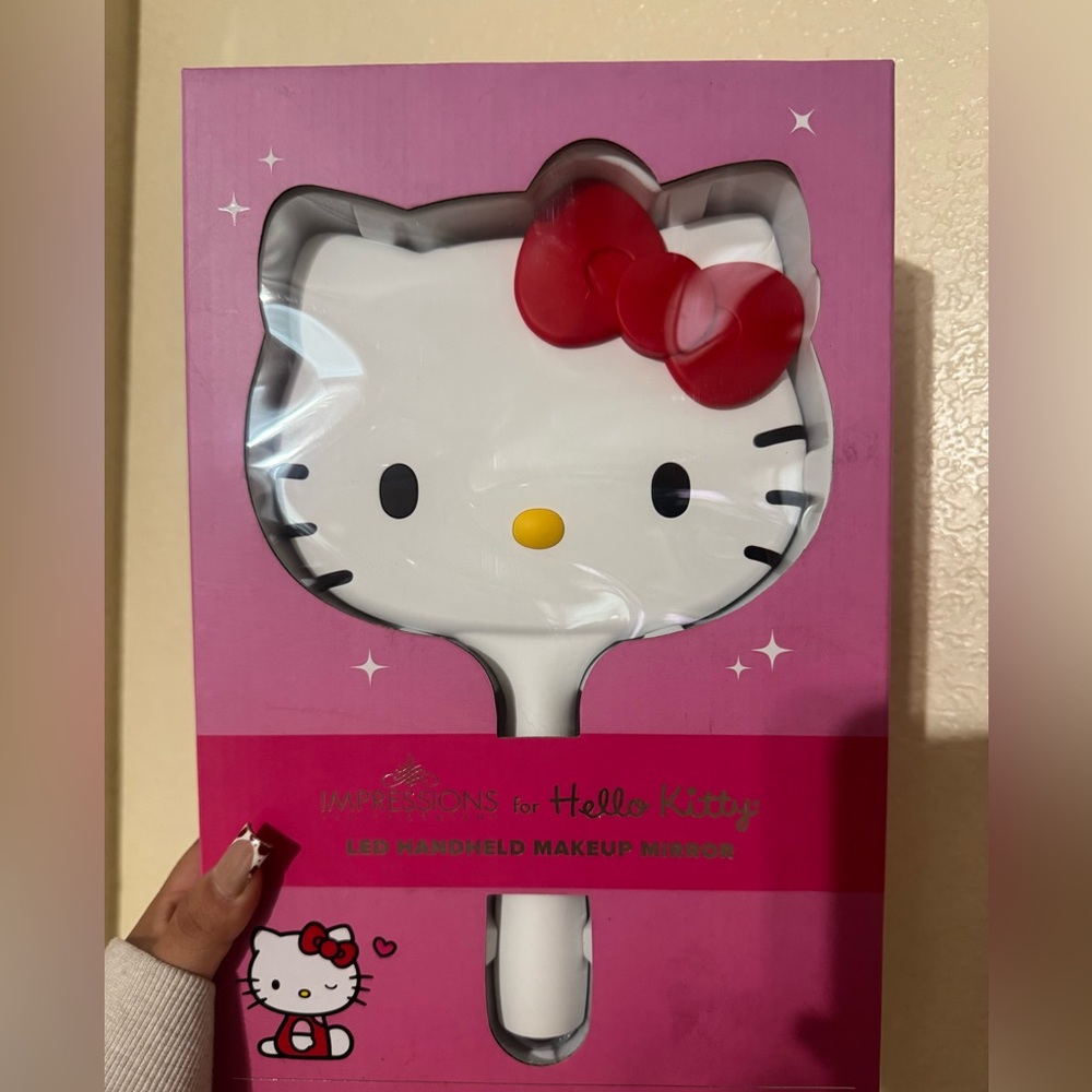 Hello Kitty Pink LED Makeup Mirror - Picture 2 of 4
